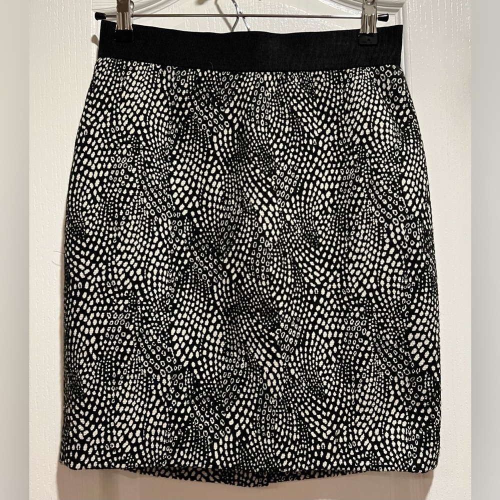 Ann Taylor black and white skirt size 2 petite.